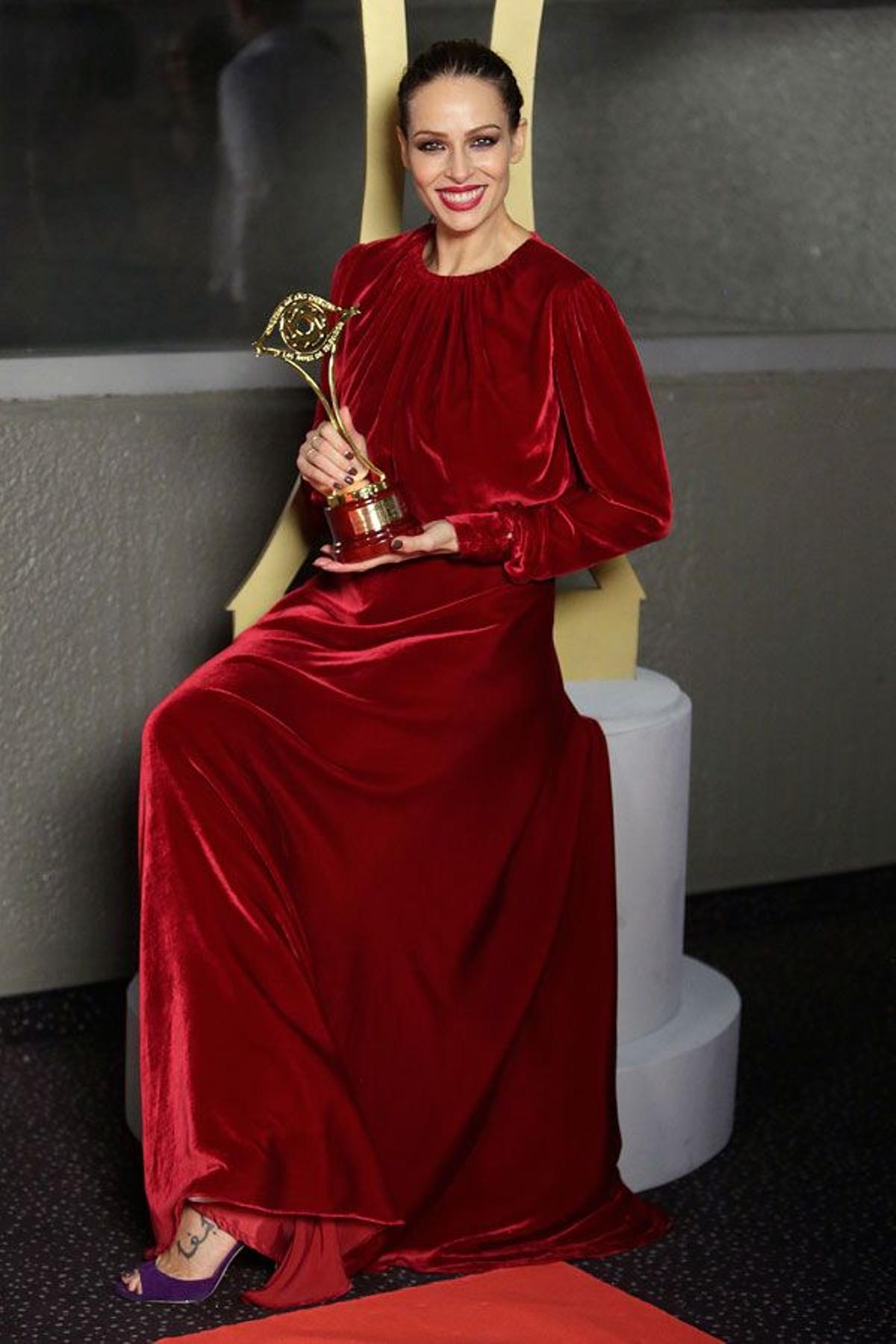 Eva González con vestido rojo de terciopelo de Antonio García