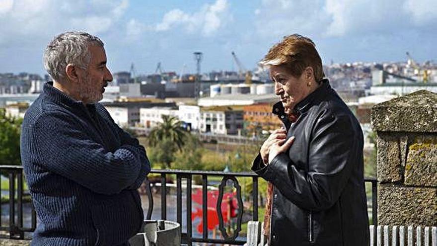 Olga González conversa con Alonso en el mirador, ante la zona en la zona en la que estaba el castillo.