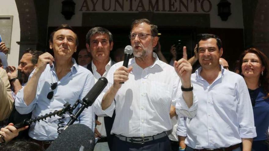 Por la izquierda, Hernando, Rajoy y el presidente del PP andaluz, Juan Manuel Moreno, ayer, en Almería.  // Efe