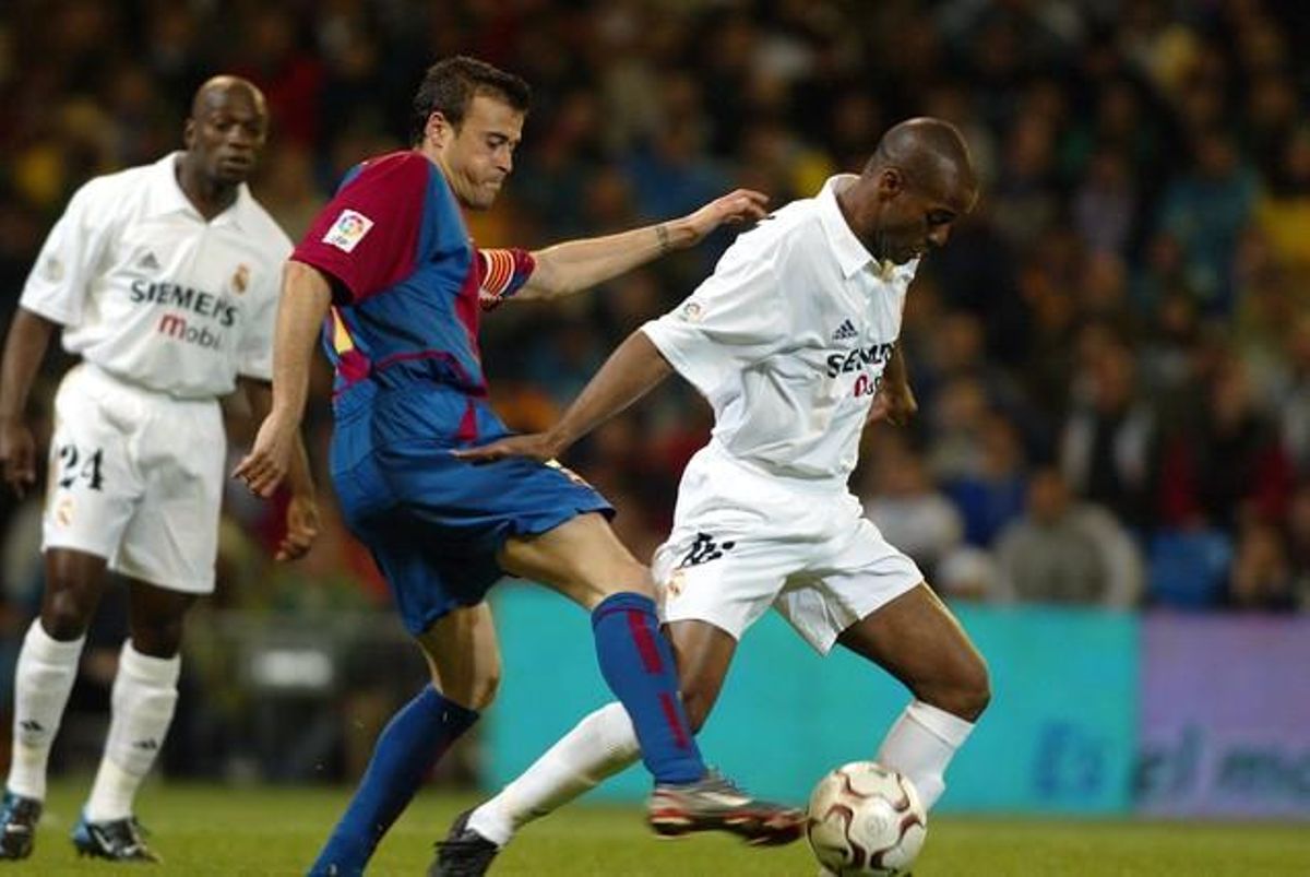 Luis Enrique intenta robar una pilota a Flavio Conceiçao (2003).