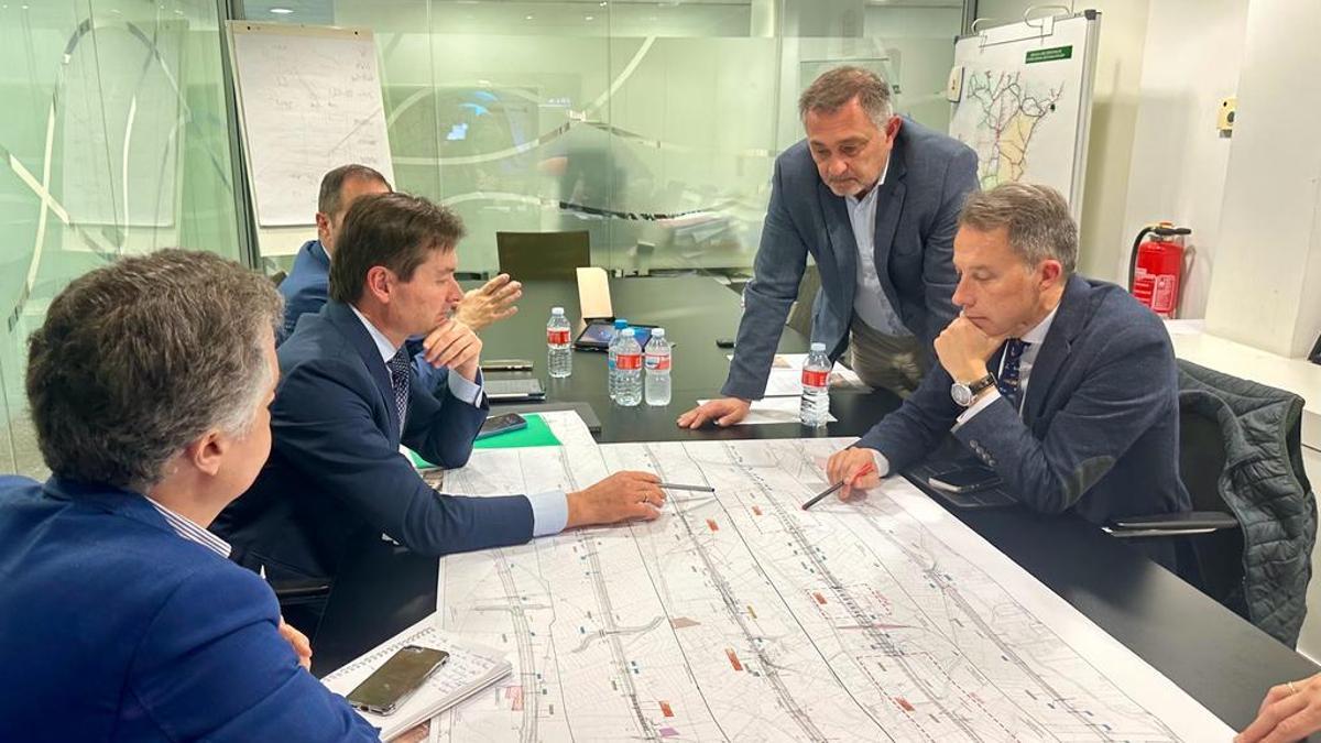 Gil y Villanueva analizan el proyecto del Corredor Mediterráneo a su paso por Lorca.