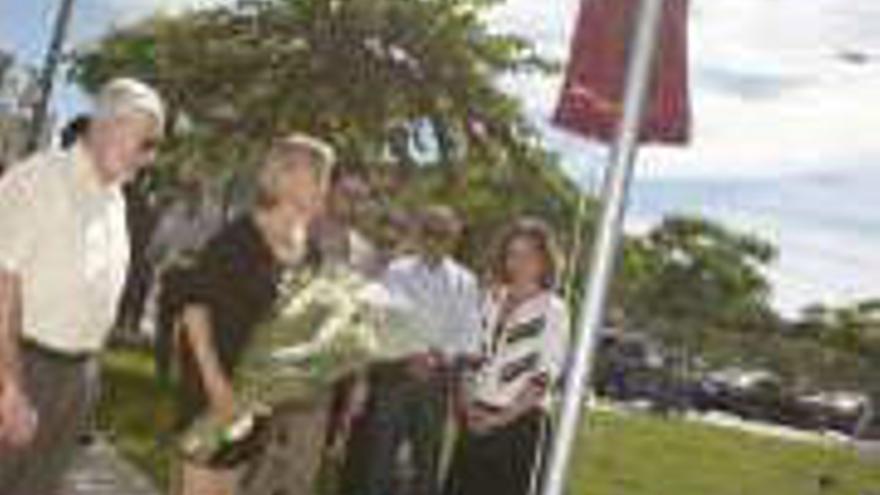 Homenaje a las víctimas que durante la Guerra Civil fueron recluidas en el campo de concentración de Los Almendros, en La Goteta. f RAFA ARJONES