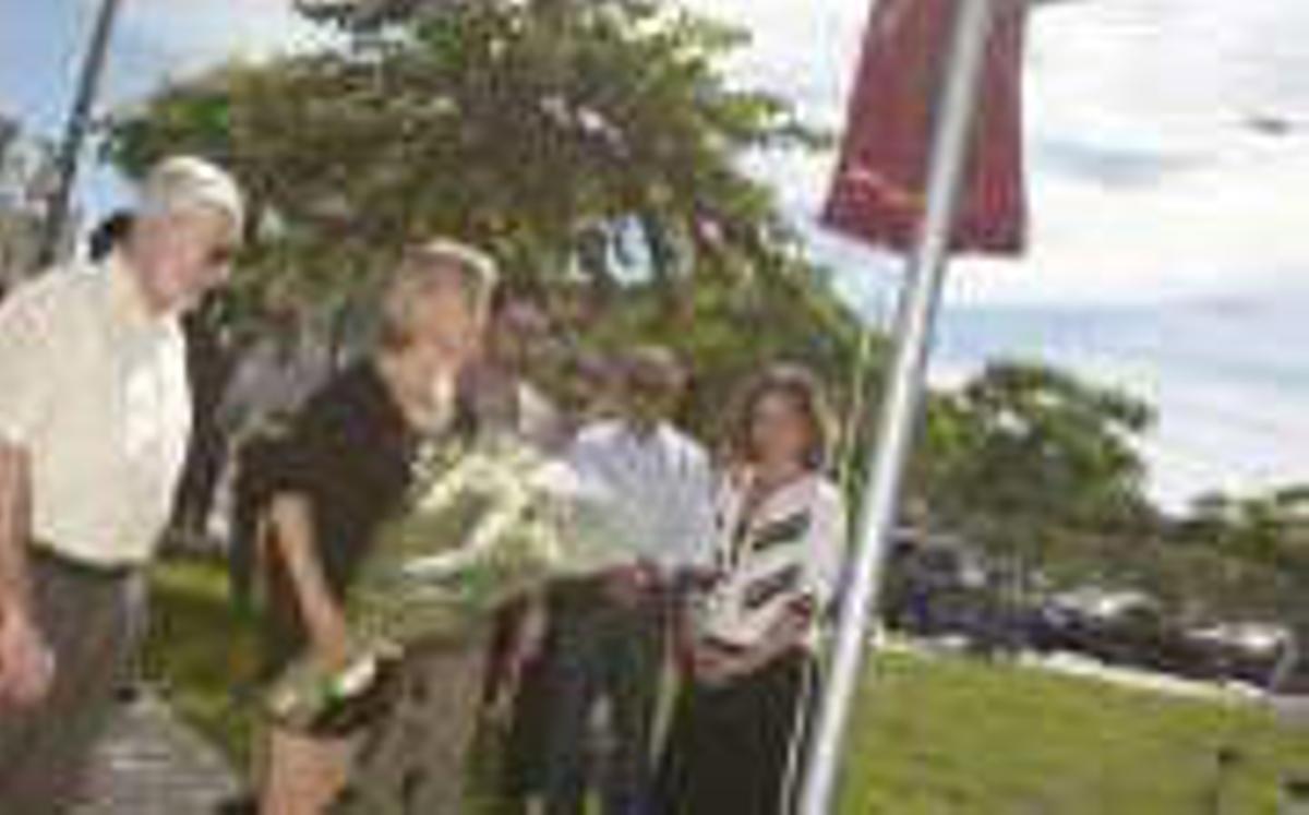 Homenaje a las víctimas que durante la Guerra Civil fueron recluidas en el campo de concentración de Los Almendros, en La Goteta. f RAFA ARJONES