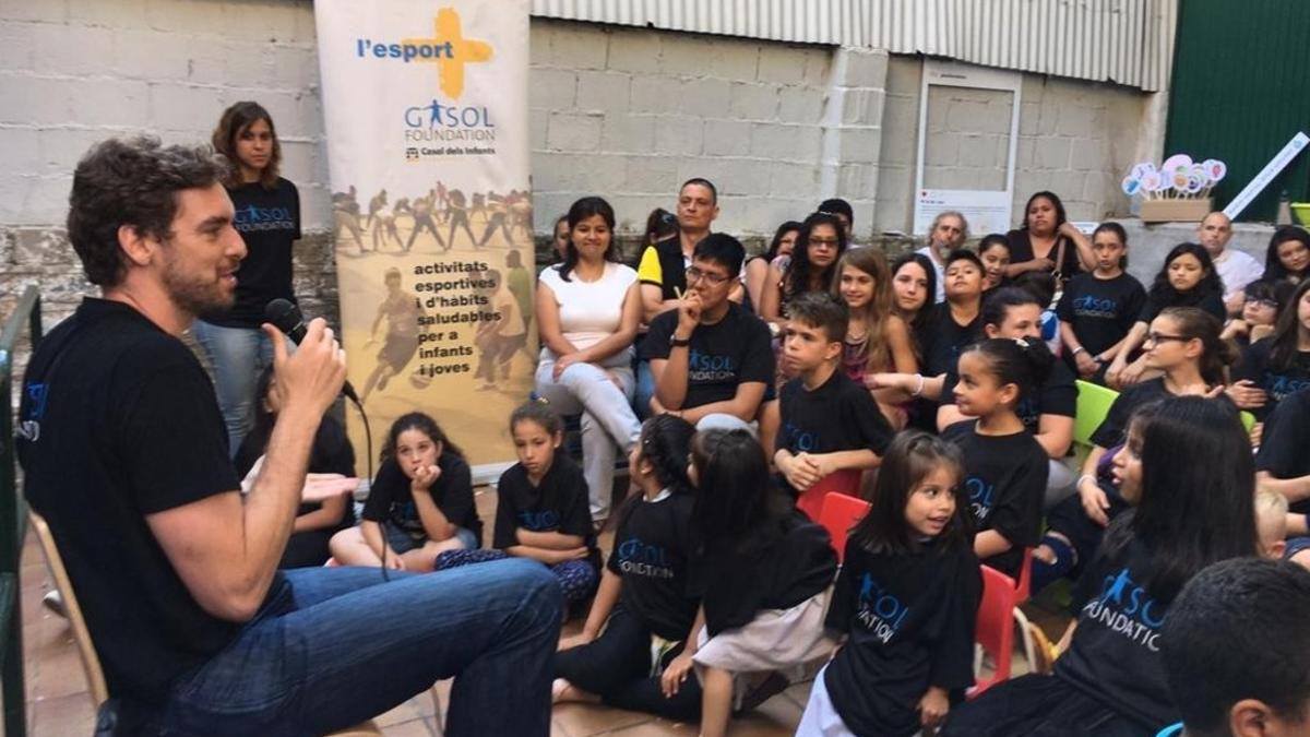 Pau Gasol, con niños del Casal de Badalona-Espai Betsaida