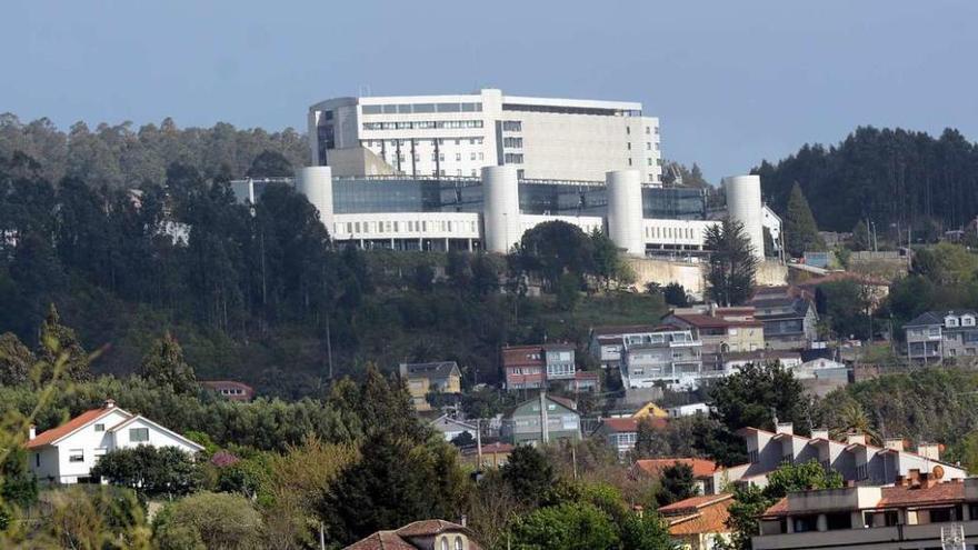 Vista del hospital de Montecelo y de los terrenos a su alrededor en la parroquia de Mourente. // Rafa Vázquez