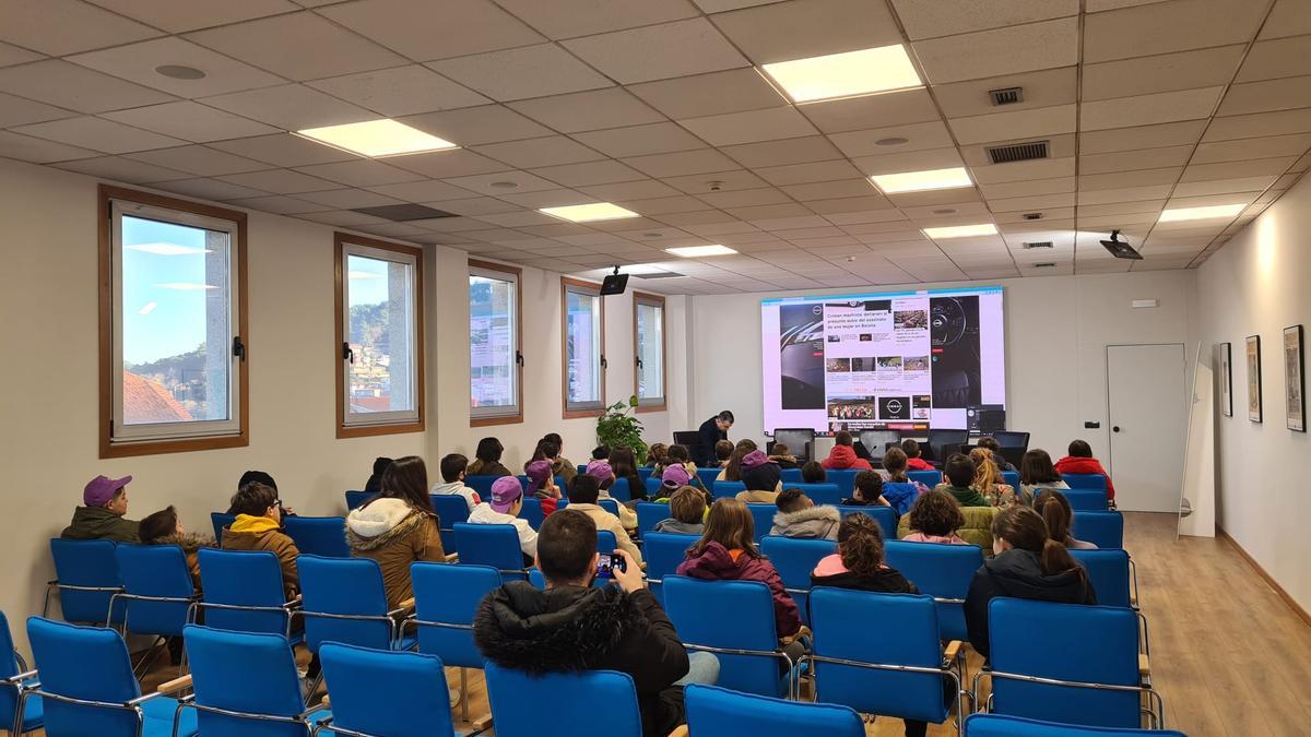 Los alumnos del Sagrado Corazón observando cómo se reparte la información en las maquetas.