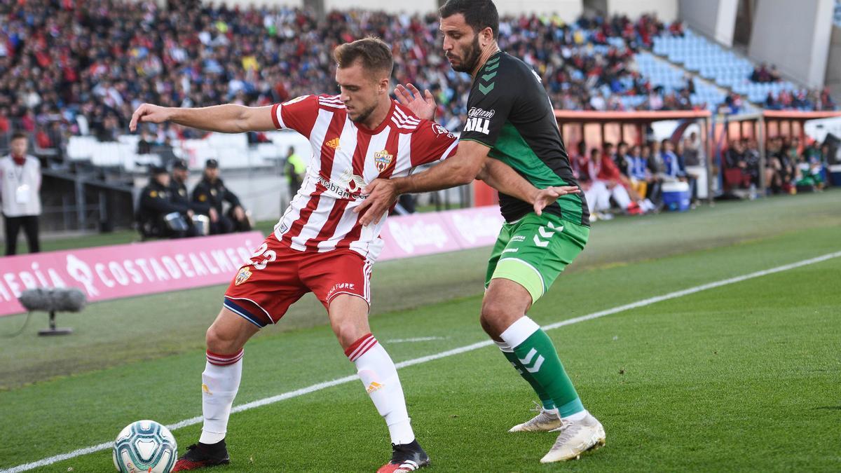 Valentín Vada protege el balón durante un encuentro disputado con el Almería.