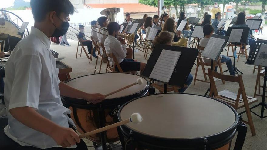 Las principales corales y bandas de Meaño cantan villancicos en Bodegas Vionta