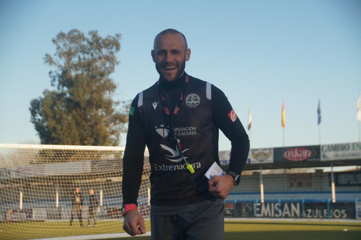 Fran Gómez, sonriente, durante un entrenamiento del Coria.