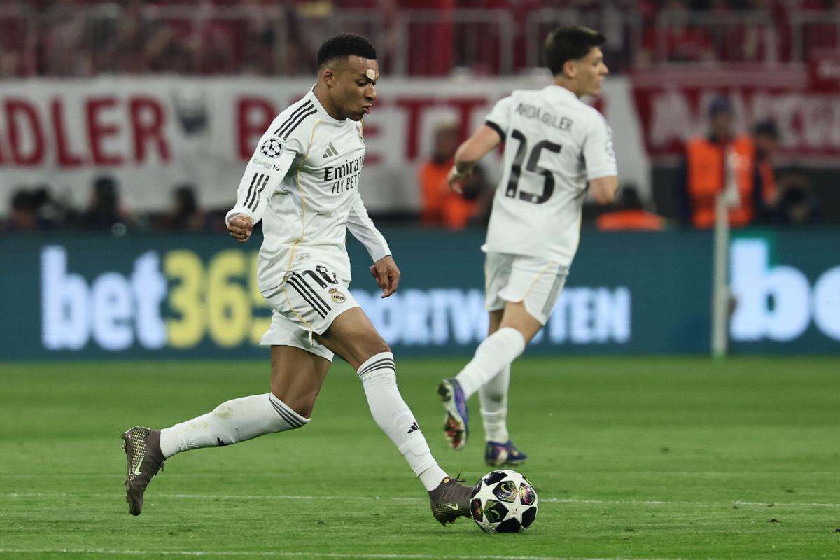 MUNICH (Germany), 15/04/2026.- Kylian Mbappe of Real Madrid (L) in action during the UEFA Champions League quarter-finals, 2nd leg match FC Bayern Munich against Real Madrid, in Munich, Germany, 15 April 2026. (Liga de Campeones, Alemania) EFE/EPA/RONALD WITTEK