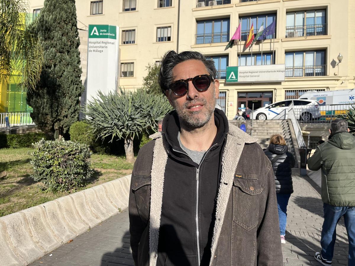 Martín en la entrada principal del Hospital Regional de Málaga