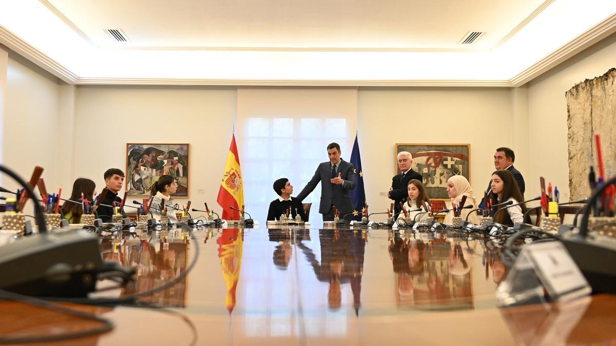 El presidente Sánchez dialoga sobre desarrollo sostenible con 7 jóvenes representantes de Consejos Locales de Participación.