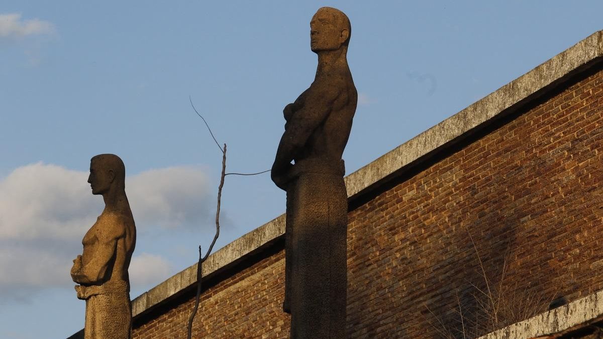 Las emblemáticas esculturas del antiguo Pabellón de la Juventud, en cuyos terrenos está previsto que se levanten las nuevas instalaciones.