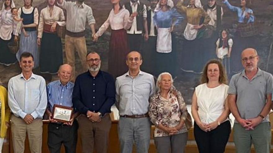 Juan Ramírez, segundo a la izquierda, con la placa, junto al alcalde Francisco García. | |