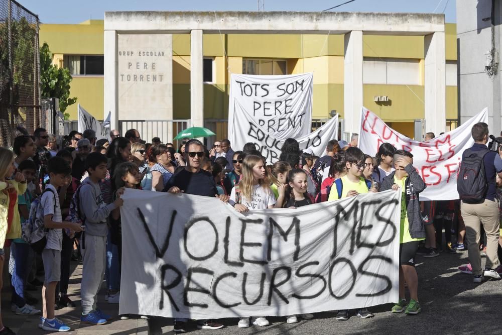 Protesta de pares i alumnes de l'escola Pere Torrent de Lloret