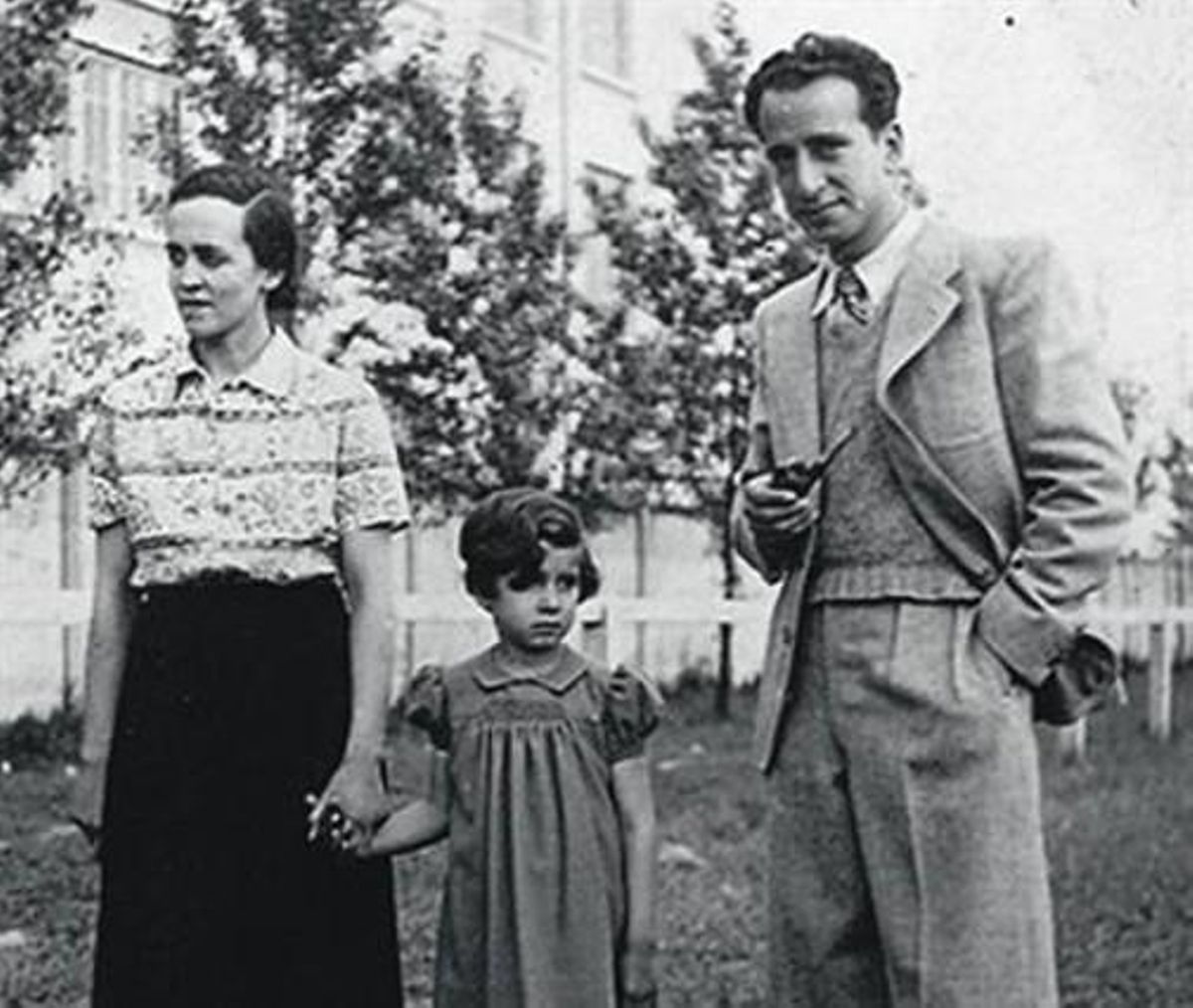 Joan Sales, Núria Folch i la seva filla Núria, a la França de 1939. Joan Sales, Núria Folch i la seva filla Núria, a la França de 1939.