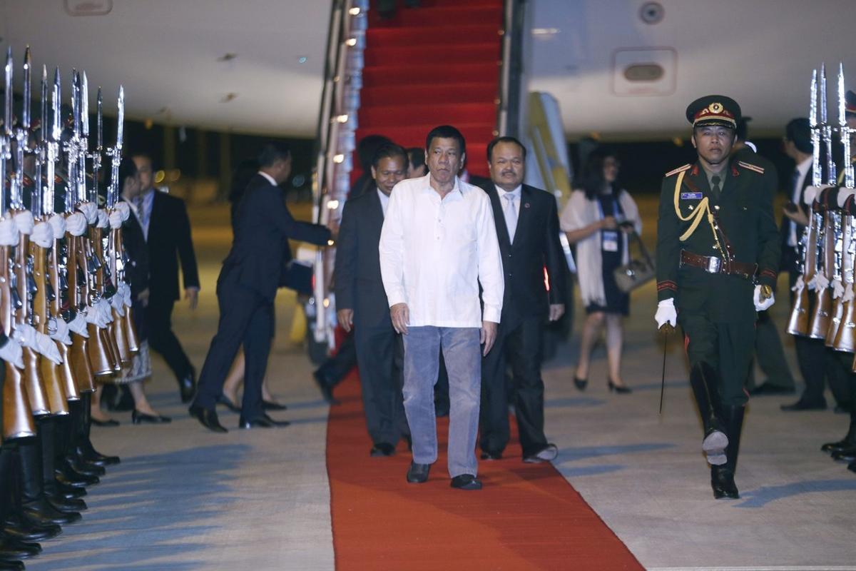 FGF01 VIENTIANE (LAOS), 05/09/2016.- El presidente filipino Rodrigo Duterte a su llegada al aeropuerto de Vientiane, Laos hoy 5 de septiembre de 2016 para participar en la Asociación de Naciones del Sudeste Asiático (ASEAN) en donde se volverá a poner a prueba la cohesión del grupo ante las disputas territoriales en la región que enfrentan a varios de sus socios con China. EFE/Made Nagi