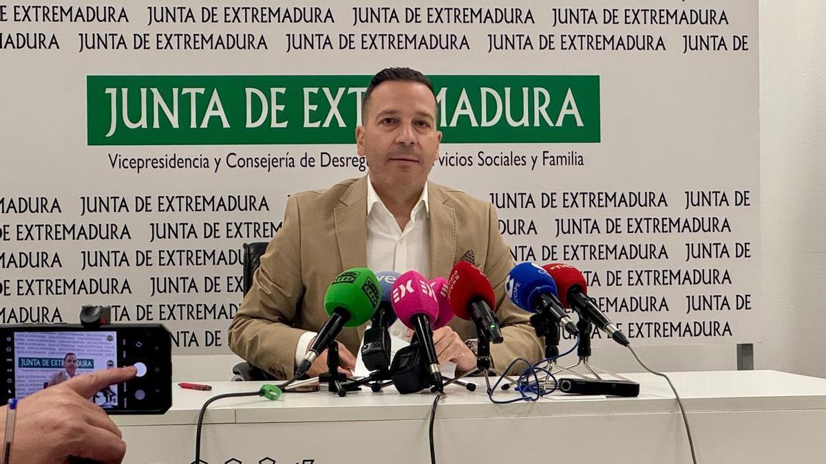 El vicepresidente de la Junta de Extremadura y consejero de Desregulación, Servicios Sociales y Familia, Óscar Fernández, en rueda de prensa este miércoles.