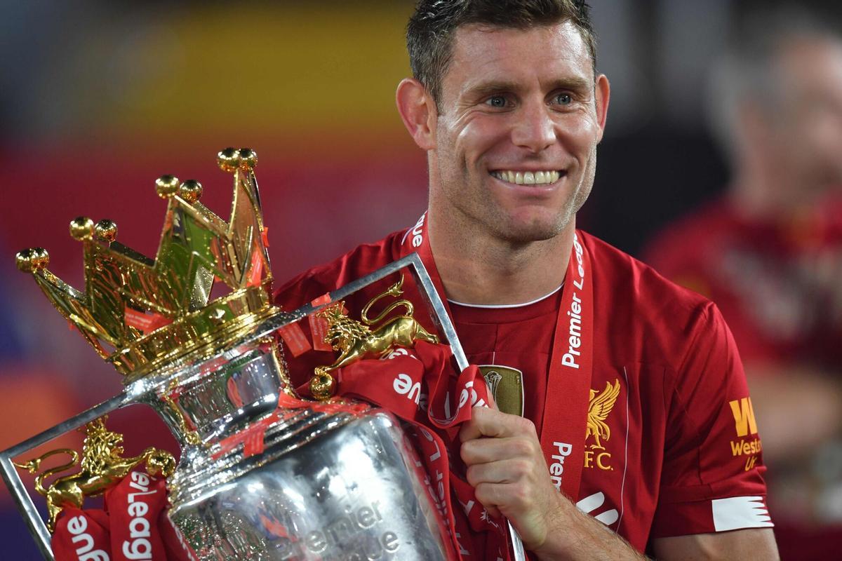 James Milner posa con el trofeo de la Premier League, 2020.