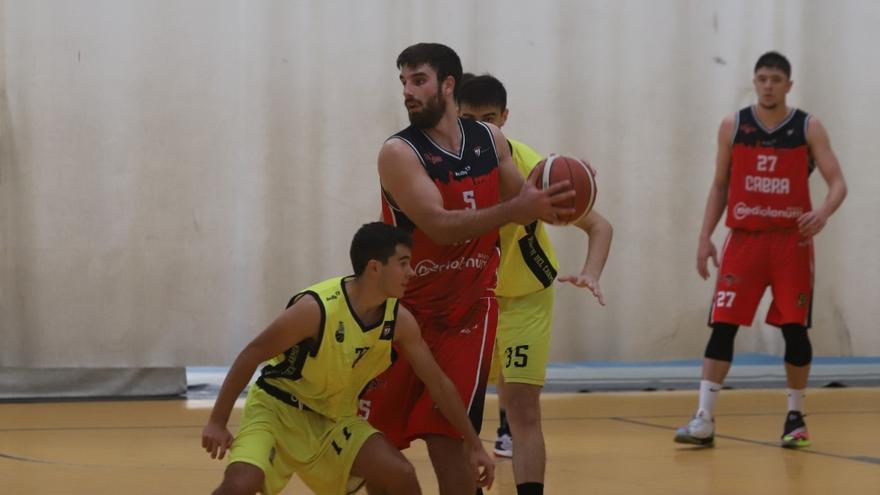 Álvaro Hurtado (Cabra) protege el balón en un choque ante el Colegio Virgen del Carmen.