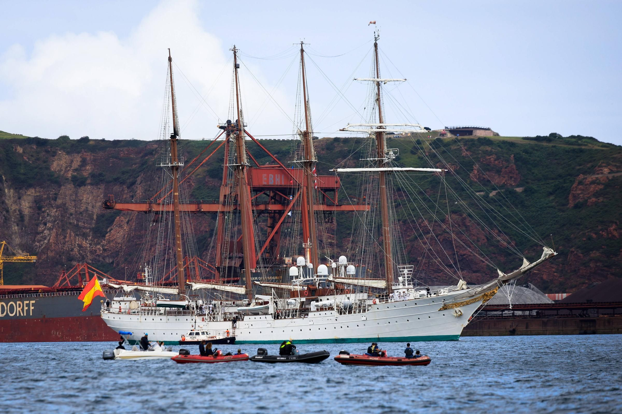 En imágenes: así se despidieron más de 40 embarcaciones del "Elcano" y la "Blas de Lezo" surcando la costa de Gijón