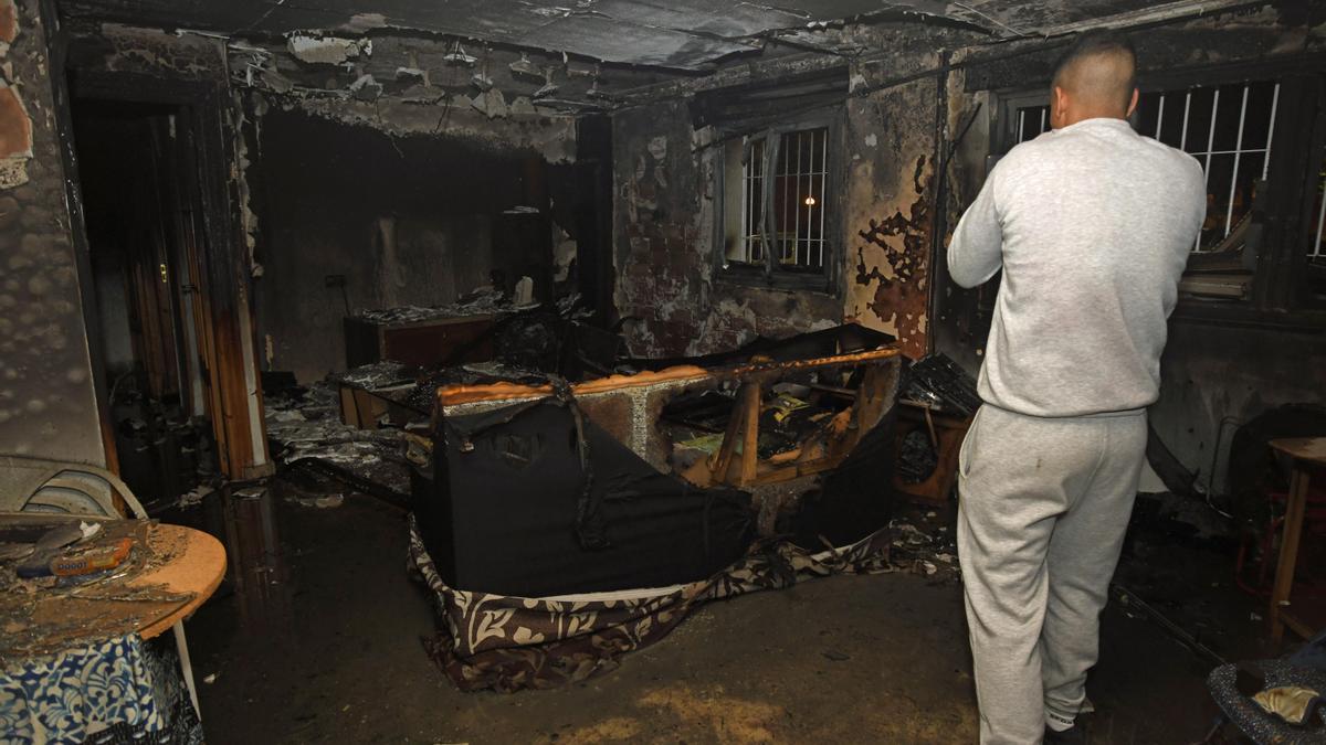 Interior de la vivienda quemada en la calle Santa Rita