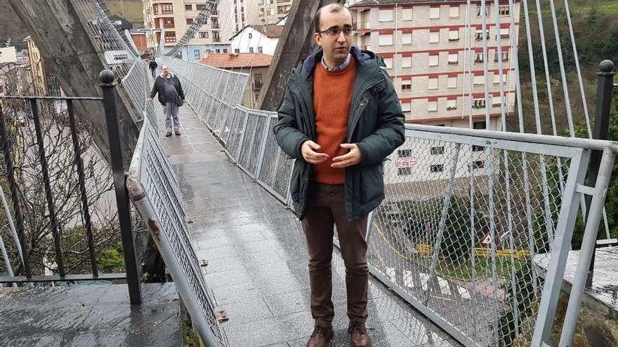 José Víctor Rodríguez, ayer, en el puente colgante de Cangas del Narcea.