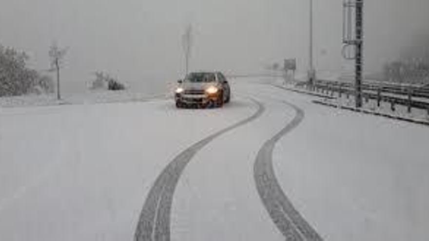 Asturias sigue hoy en alerta por nevadas, con la cota entre 600 y 700 metros