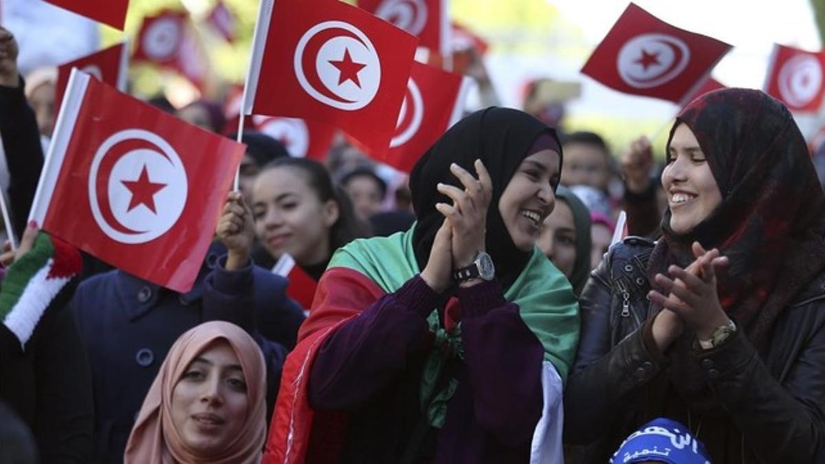 Varias mujeres en la celebración del quinto aniversario de la caída de Ben Alí.