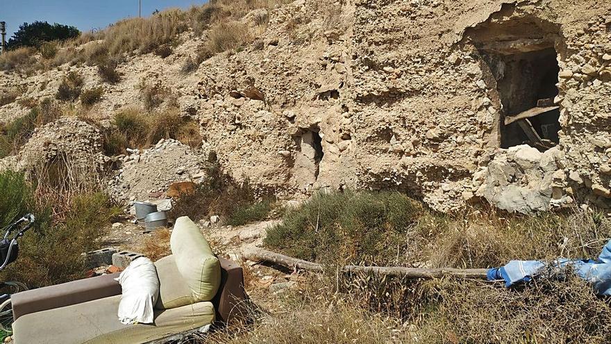 Las casas cueva frente al Club Náutico y el entorno subacuático entre La Illeta y la Cova del Llop Marí han quedado sin protección por la falta del catálogo. | INFORMACIÓN/J.A.RICO