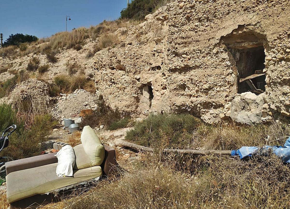 Las casas cueva frente al Club Náutico y el entorno subacuático entre La Illeta y la Cova del Llop Marí han quedado sin protección por la falta del catálogo. | INFORMACIÓN/J.A.RICO