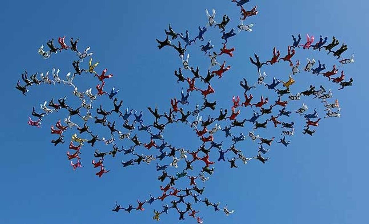 185 paracaigudistes de caiguda lliure, de 24 països diferents, volen en la formació Phoenix sobre DeLand, Florida (EUA).