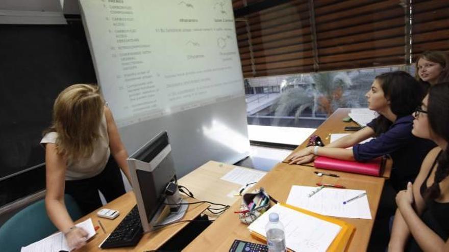 Alumnos con su profesor en el aula de uno de los centros de la provincia