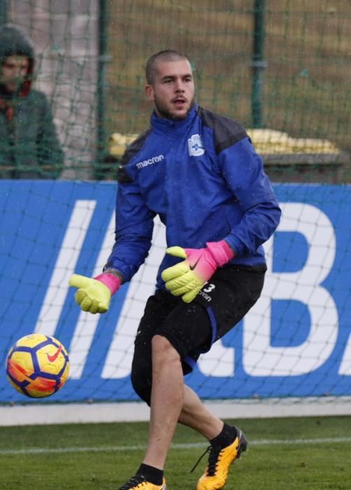 Circuito de fuerza, ejercicio de posesión y fútbol 8 para 8 en el primer entrenamiento de una semana sin fútbol liguero.