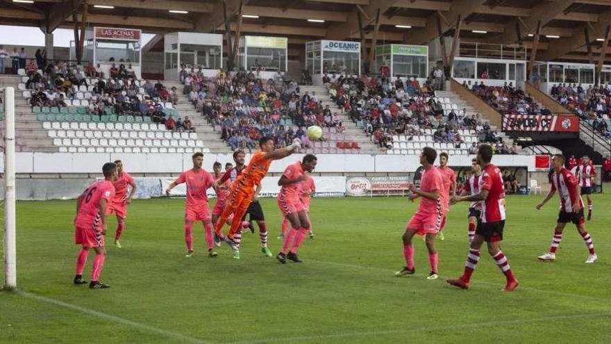 El portero de la Segoviana despeja de puños una acción del Zamora.