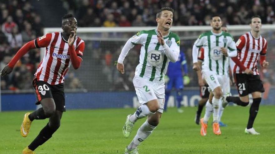 Iñaki Williams corre en su debut en el Athletic junto a Pantic, en San Mamés, aquel 6 de diciembre del 2014.