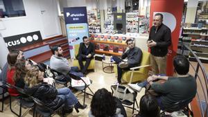 El director de EL PERIÓDICO, Albert Sáez, junto al alcalde Rubén Guijarro en el coloquio de la cabecera en Badalona.