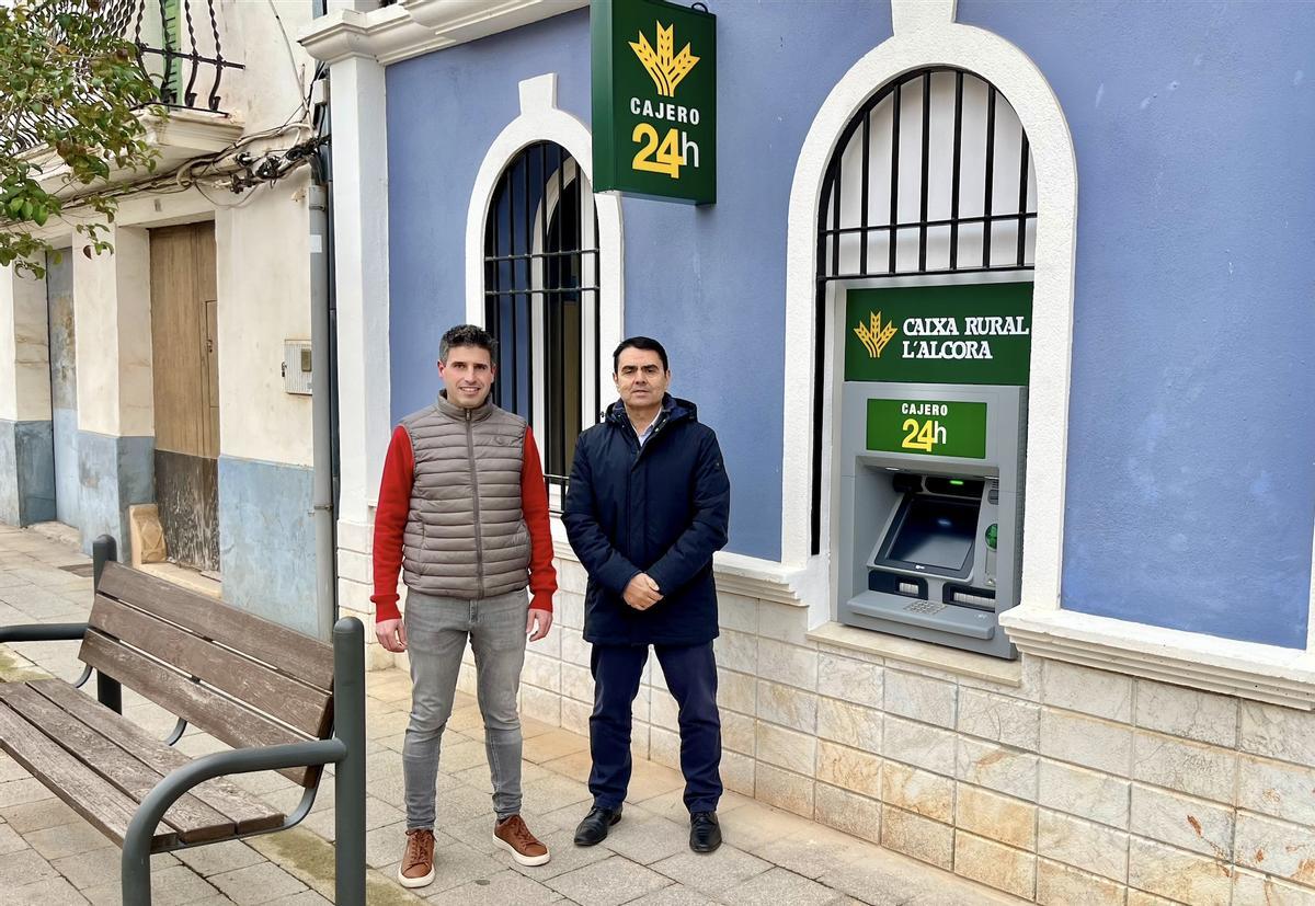 La fachada del edificio de la Casa Cultural de Figueroles ya tiene un cajero, de la entidad alcorina, que da servicio las veinticuatro horas.