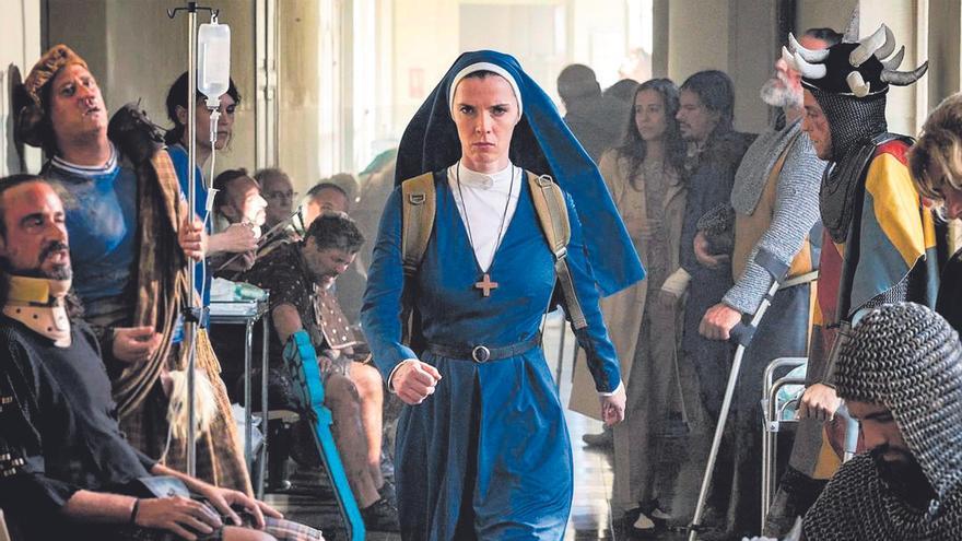 Betty Gilpin, en un fotograma de la sèrie