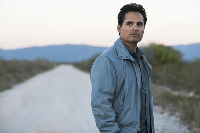 Michael Peña posando como Kiki Camarena en Narco México