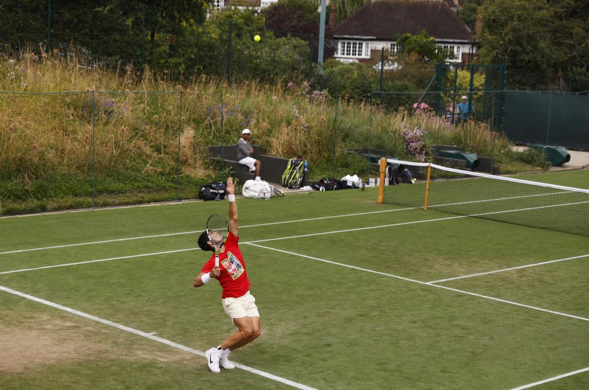 Carlos Alcaraz entrena fuera de las instalaciones de Wimbledon.