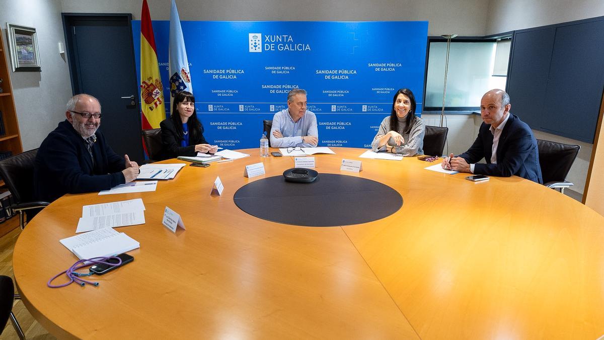 Por la izquierda, Ángel Facio, Amparo Posada, Antonio Gómez Caamaño, María Sampedro y Vicente Mariño.