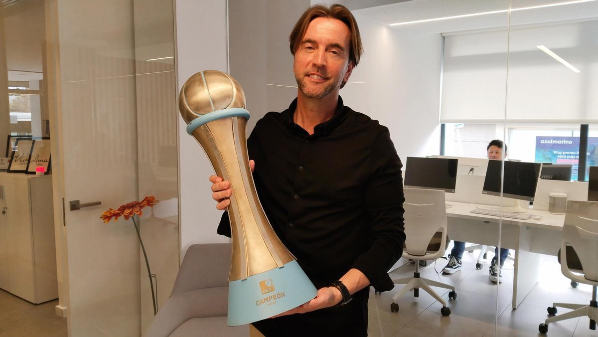 Palmer posa con el trofeo de campeón de la Liga EBA.