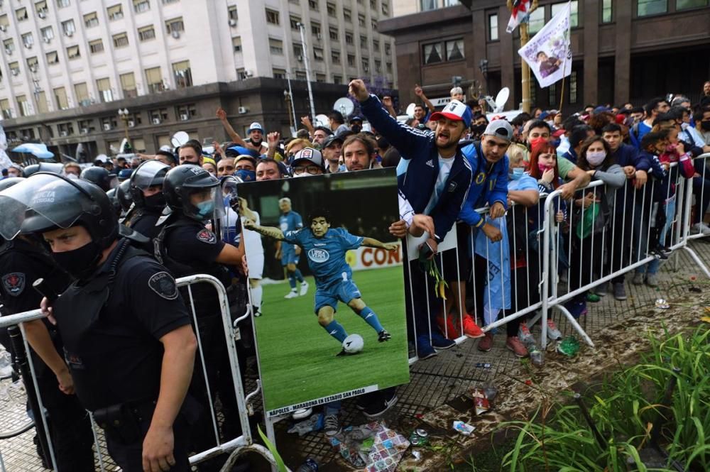 Argentina plora a Maradona en una vetlla multitudinària