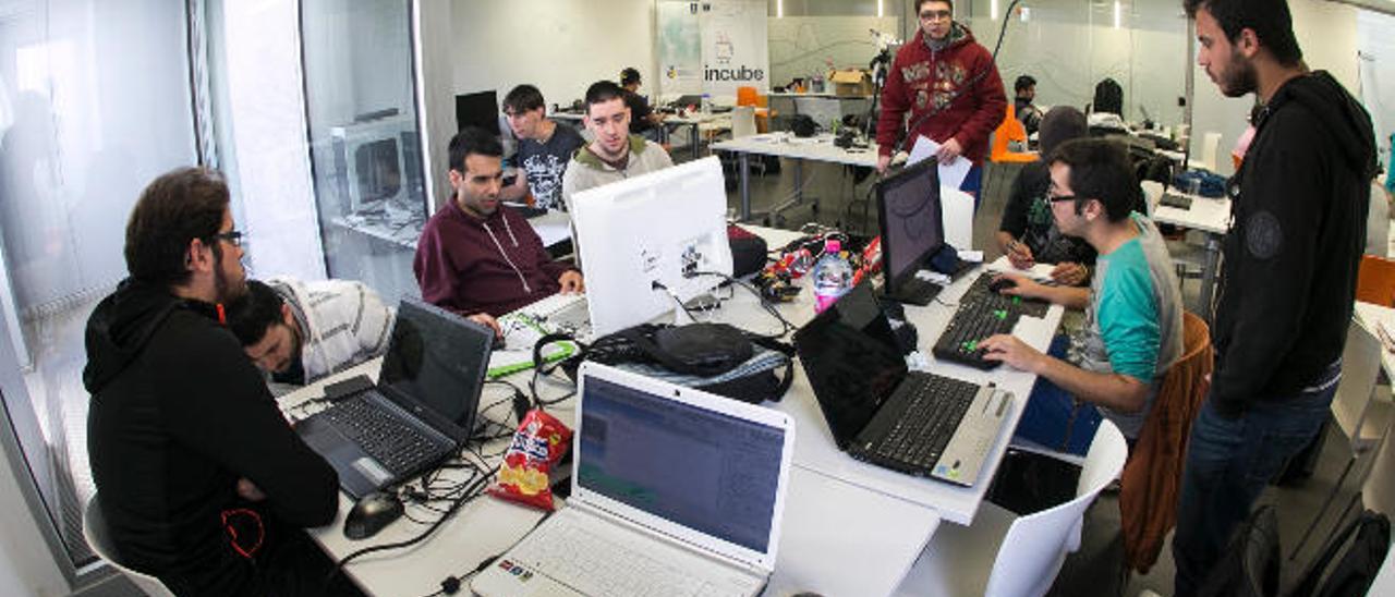 Los participantes en la Ludum Dare en Gran Canaria, ayer, en el Edificio Incube (Infecar).