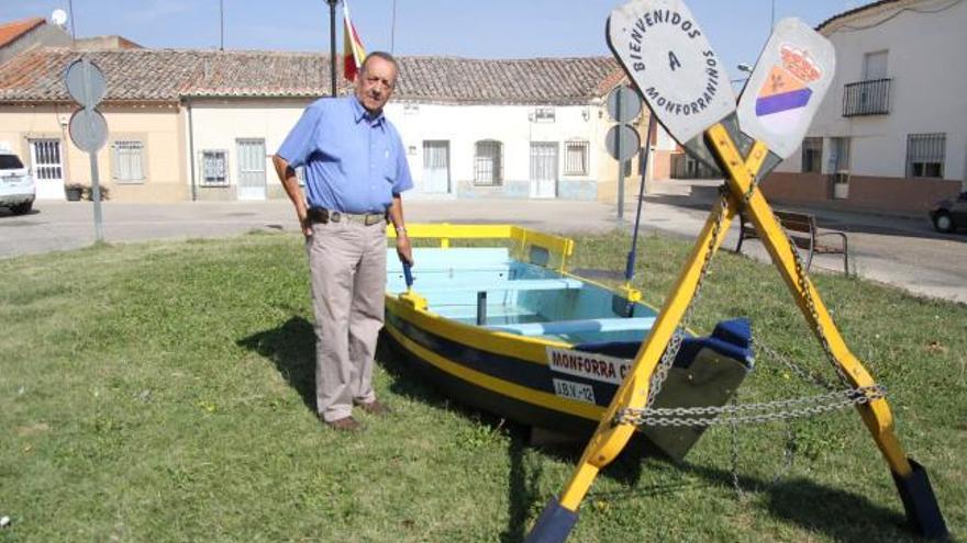 José Luis Tomillo junto a su barca, ahora varada en un jardín de Monfarracinos.