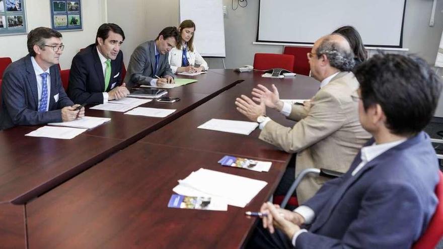 Representantes de la Junta, a la izquierda, con el consejero de Medio Ambiente durante la reunión con responsables de la UE, ayer en Bruselas.