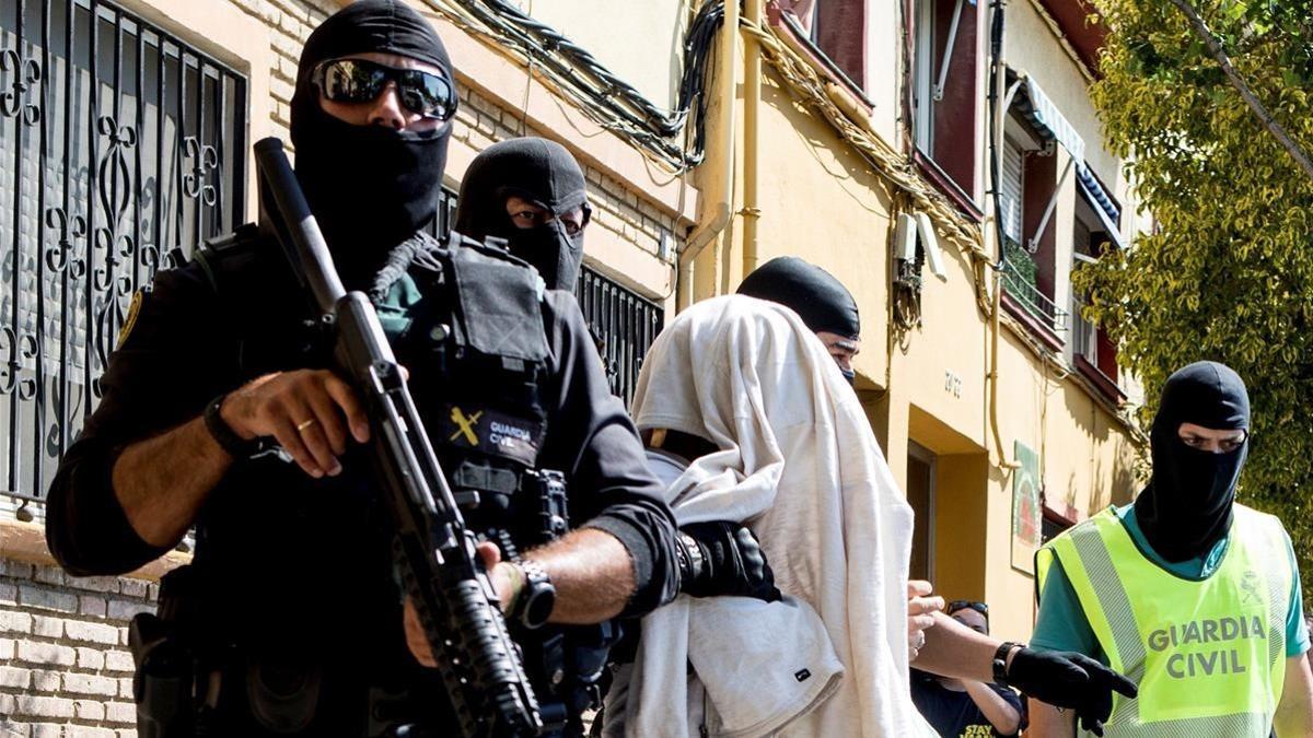 La Guardia Civil traslada a uno de los yihadistas detenidos en Mataró, el pasado miércoles.