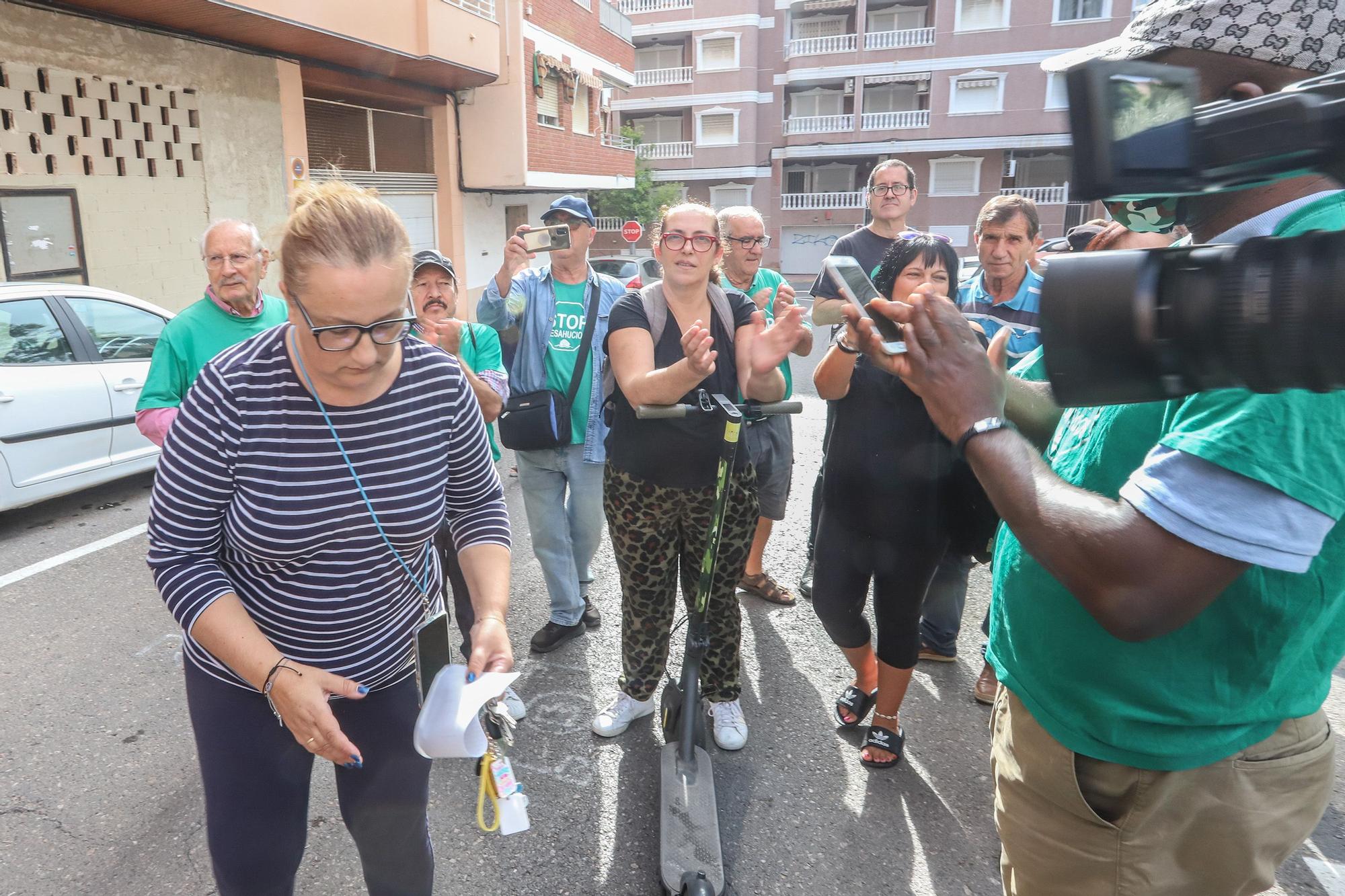 La PAH frena en Torrevieja un desahucio de una familia vulnerable con dos menores