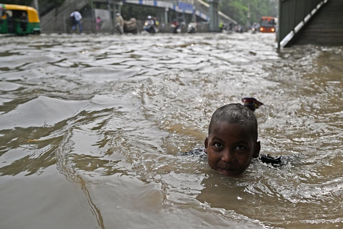 El río Yamuna se ha desbordado debido a las lluvias monzónicas en Nueva Delhi.